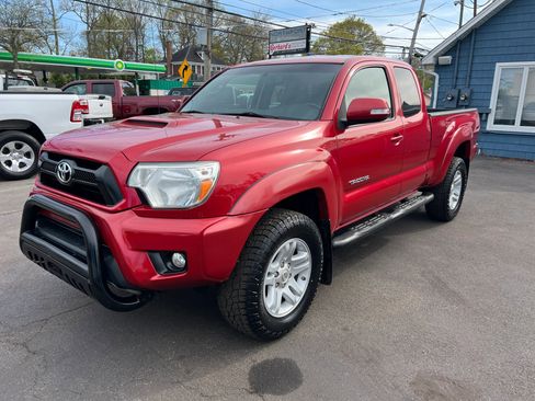 Used 2013 Toyota Tacoma 4x4 Access Cab V6 w/ TRD Sport Pkg image 2