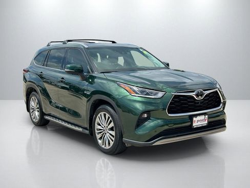 Used 2024 Toyota Highlander Platinum image 3