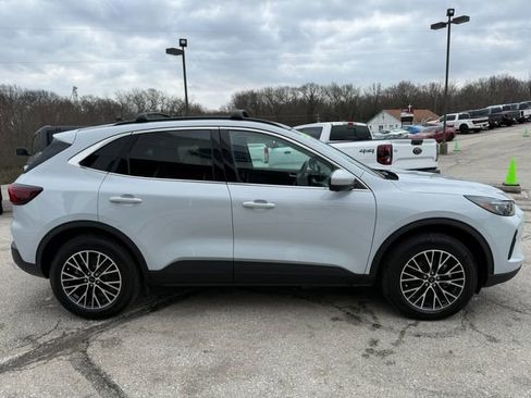 Used 2025 Ford Escape SE w/ PHEV Premium Package FWD image 8