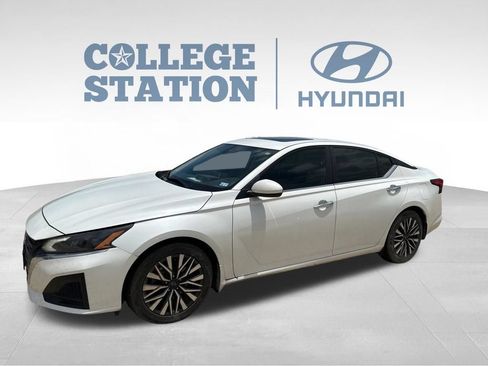 Used 2024 Nissan Altima 2.5 SV w/ SV Premium Package FWD image 11