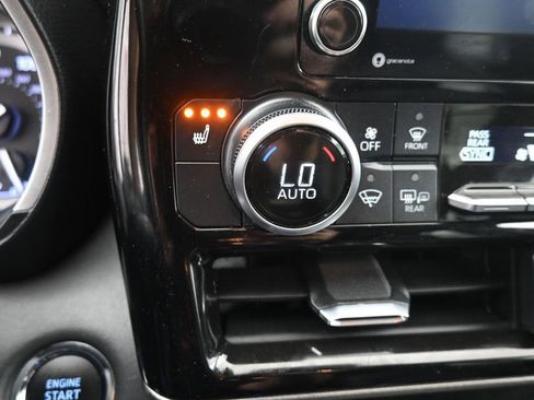 Used 2022 Toyota Highlander XLE AWD/4WD image 16