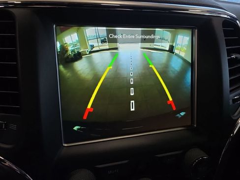Used 2018 Jeep Grand Cherokee Altitude AWD/4WD image 32