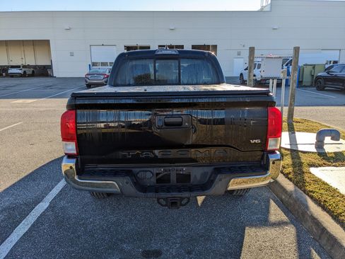 Used 2017 Toyota Tacoma SR5 image 19