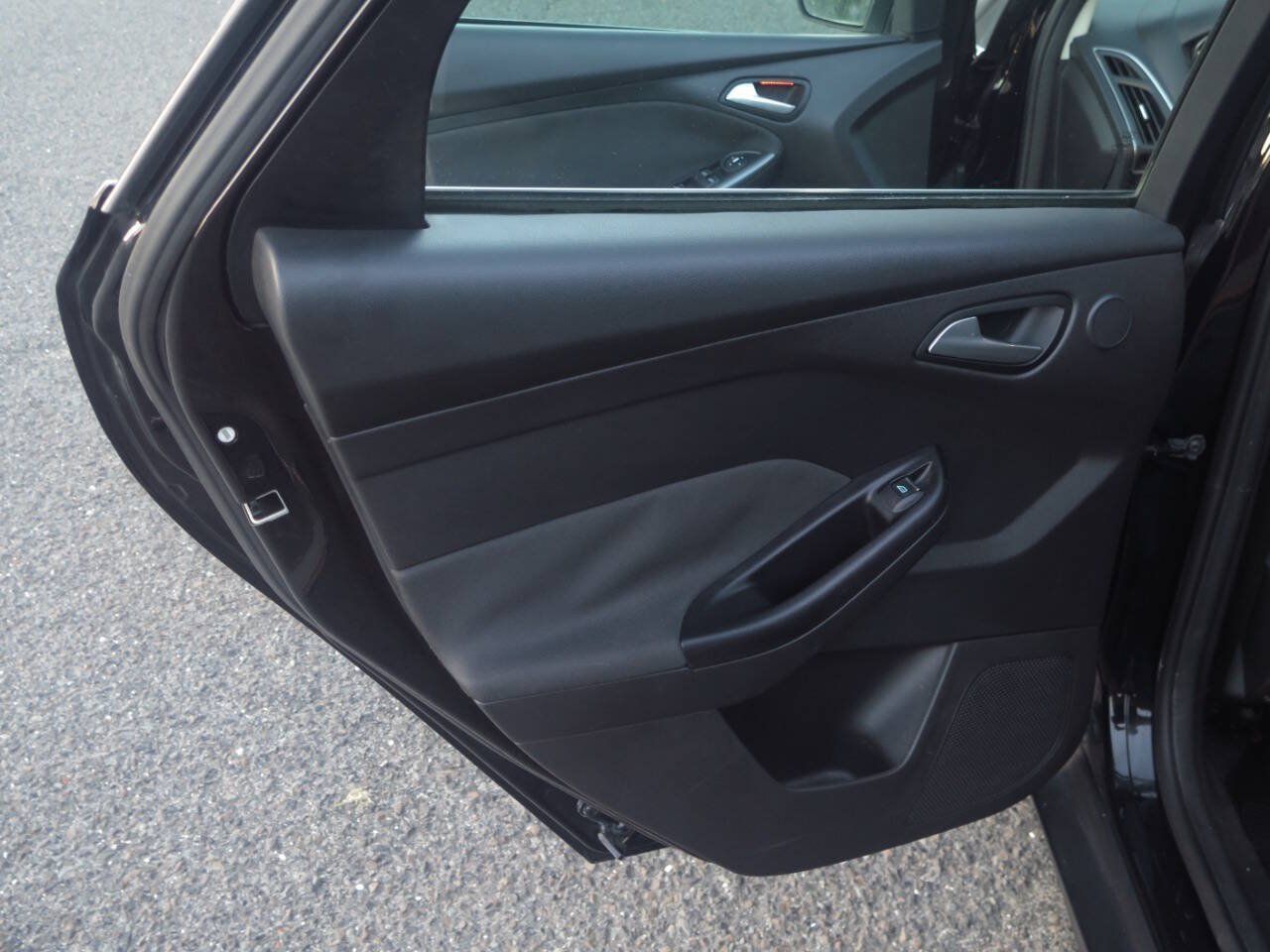 Used 2012 Ford Focus Titanium FWD image 22