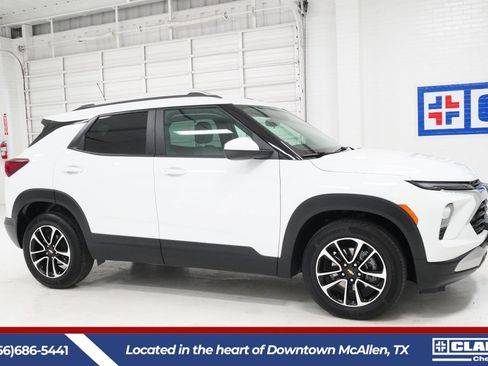 Used 2025 Chevrolet TrailBlazer LT w/ Driver Confidence Package FWD image 4