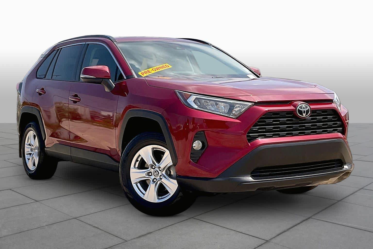 Used 2021 Toyota RAV4 XLE w/ Convenience Package FWD image 3