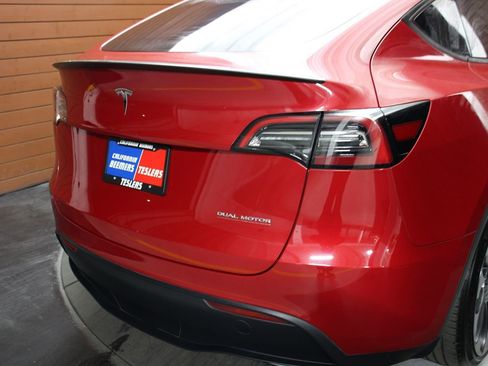 Used 2023 Tesla Model Y Performance image 3