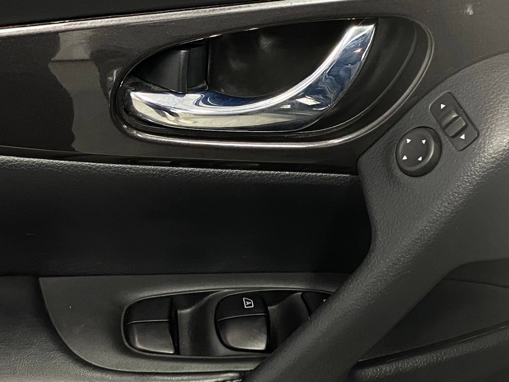 Used 2018 Nissan Rogue SV w/ Premium Package AWD/4WD image 14