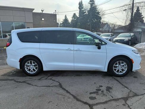 Used 2025 Chrysler Pacifica Select image 5