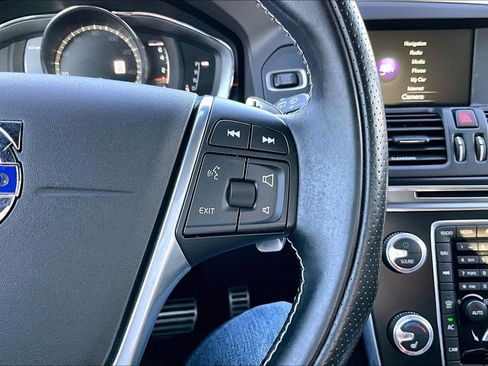 Used 2017 Volvo XC60 T6 R-Design image 19