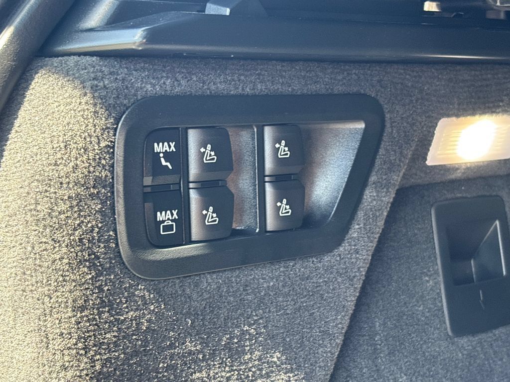 Used 2024 BMW X7 xDrive40i w/ M Sport Package AWD/4WD image 12