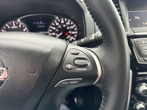 Used 2019 Nissan Pathfinder SV image 19