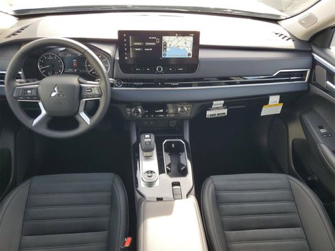 New 2025 Mitsubishi Outlander SE image 23