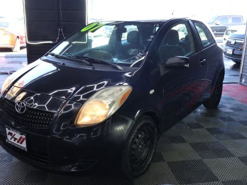 Used 2007 Toyota Yaris 2-Door Hatchback image 3