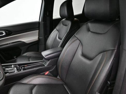 Used 2024 Jeep Compass Limited image 11