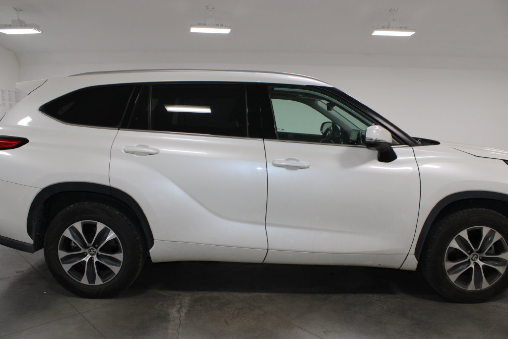 Used 2020 Toyota Highlander XLE FWD image 11