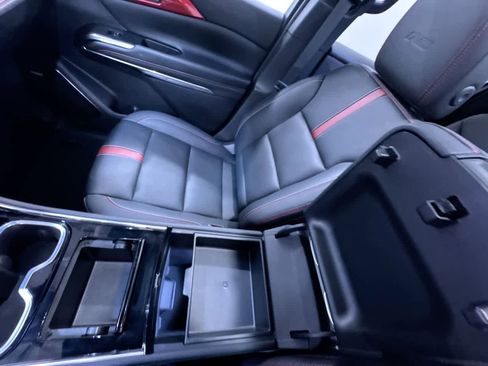 Used 2024 Chevrolet Traverse RS image 28