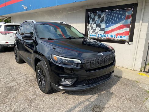 Used 2019 Jeep Cherokee Latitude Plus w/ Cold Weather Group AWD/4WD image 1