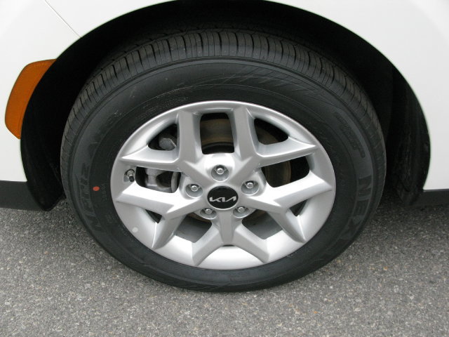 Used 2025 Kia Soul LX w/ LX Technology Package FWD image 11