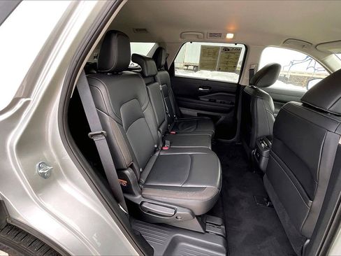 Used 2025 Nissan Pathfinder SL image 27