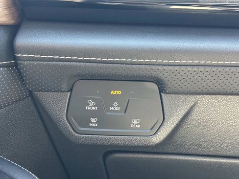 Used 2025 Volkswagen Atlas SE AWD/4WD image 27
