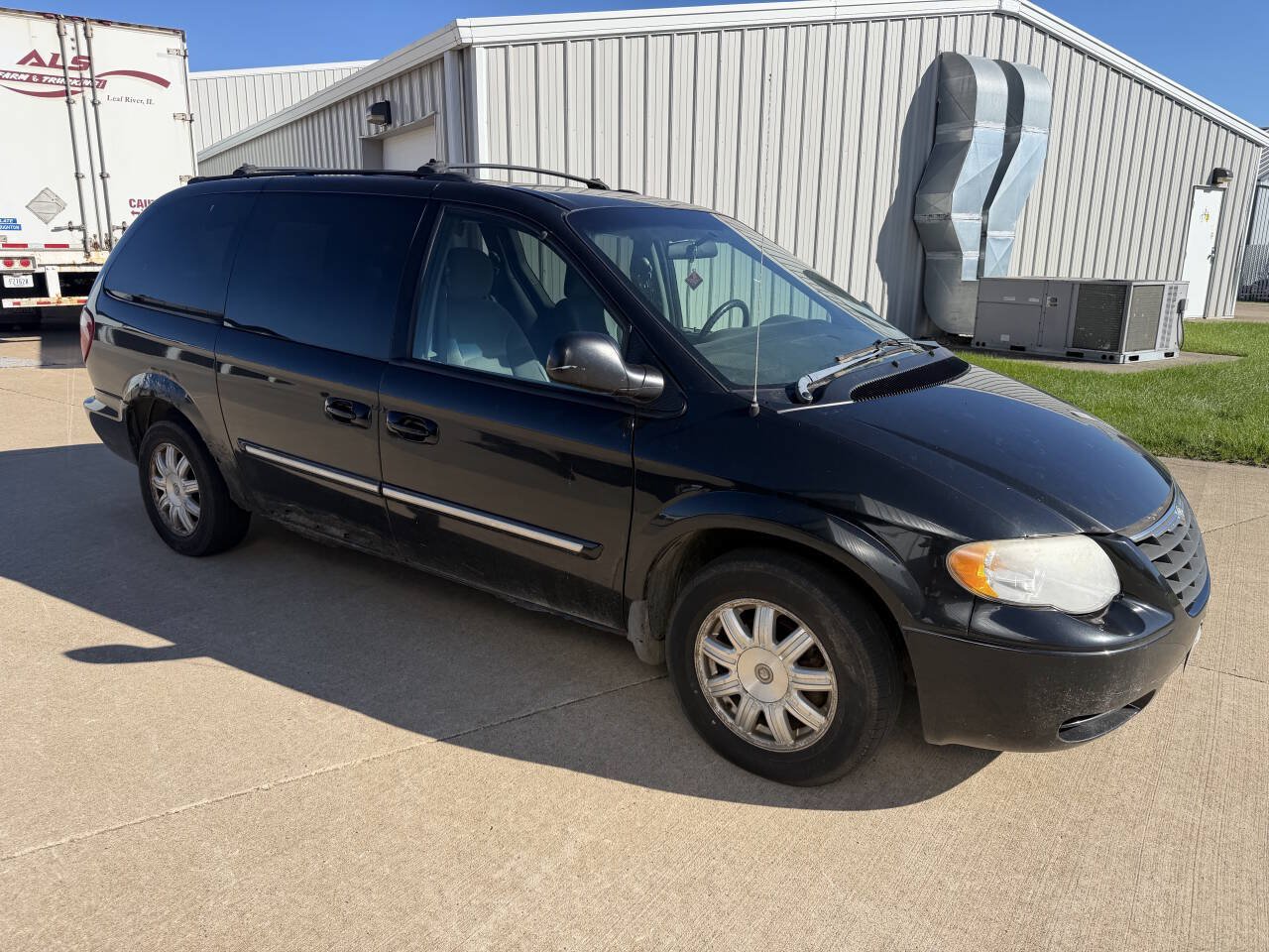 Used 2005 Chrysler Town & Country Touring FWD image 2