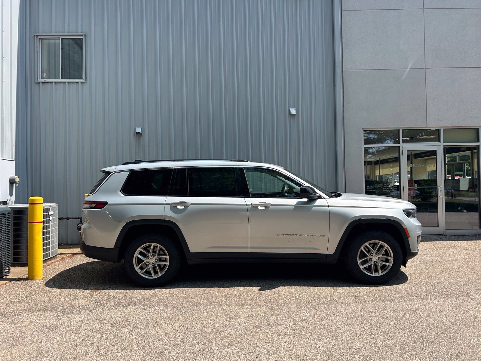 Used 2023 Jeep Grand Cherokee L Laredo AWD/4WD image 4