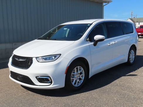 Used 2023 Chrysler Pacifica Touring-L FWD image 6