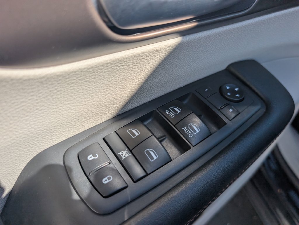 Used 2018 Chrysler Pacifica Touring FWD image 13