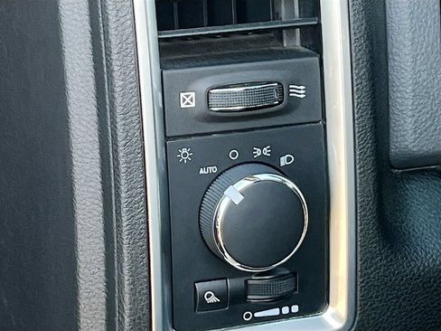 Used 2019 RAM 1500 Classic SLT AWD/4WD image 10