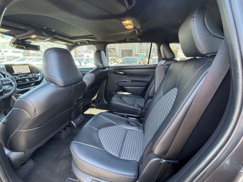 Used 2024 Toyota Highlander XSE FWD image 28