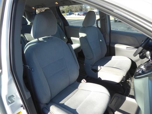 Used 2016 Toyota Sienna L image 22