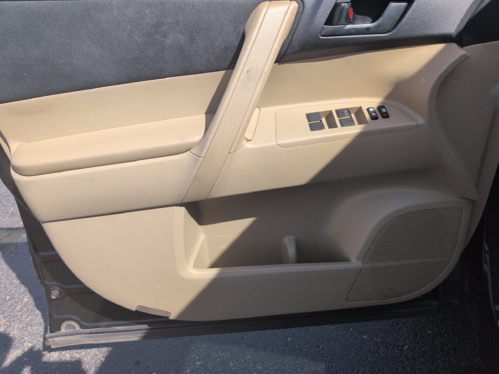 Used 2013 Toyota Highlander FWD w/ Cold Weather Pkg image 10