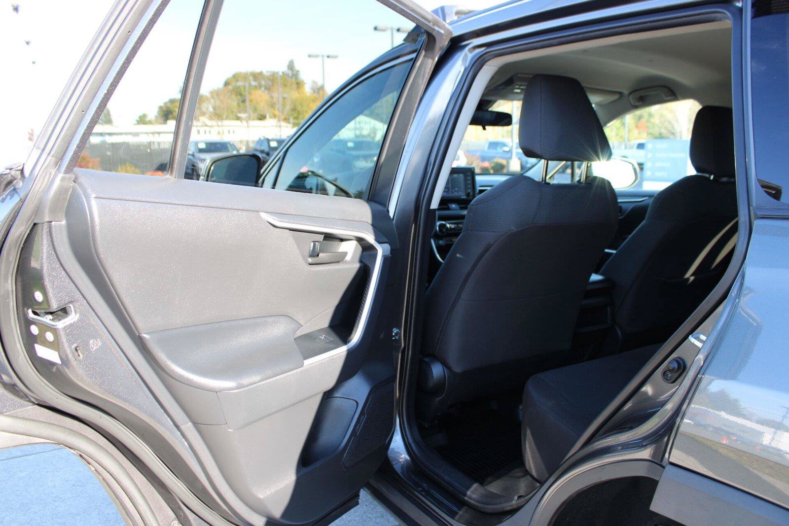 Used 2021 Toyota RAV4 LE AWD/4WD image 15