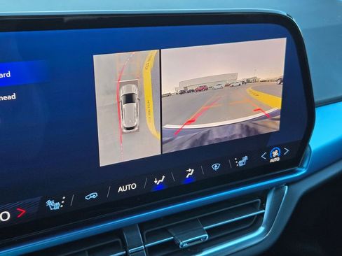 Used 2025 Chevrolet Equinox EV LT w/ Convenience Package image 18