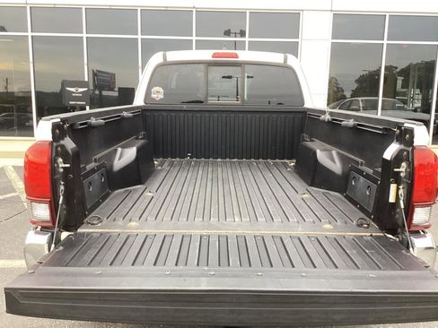 Used 2018 Toyota Tacoma SR5 RWD image 22