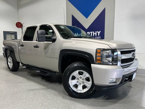 Used 2007 Chevrolet Silverado 1500 LT w/ 1LT Convenience Package AWD/4WD image 2