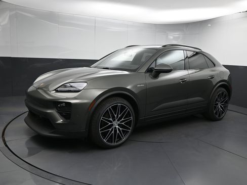 Certified 2024 Porsche Macan 4 Electric image 4