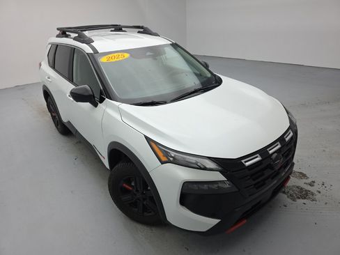 Used 2025 Nissan Rogue SV image 2