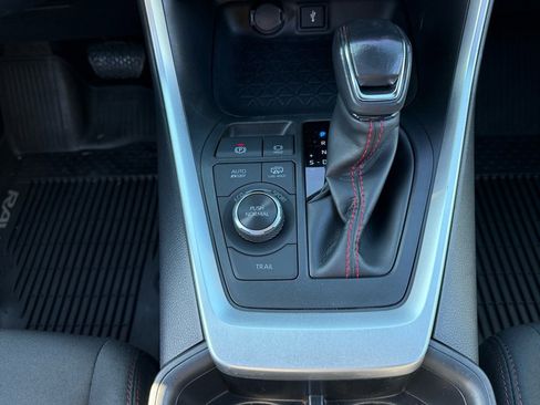 Used 2022 Toyota RAV4 SE w/ Weather & Moonroof Package image 24