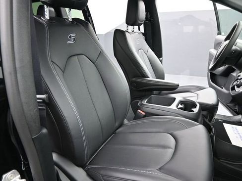 New 2026 Chrysler Pacifica Select w/ S Appearance Package image 24