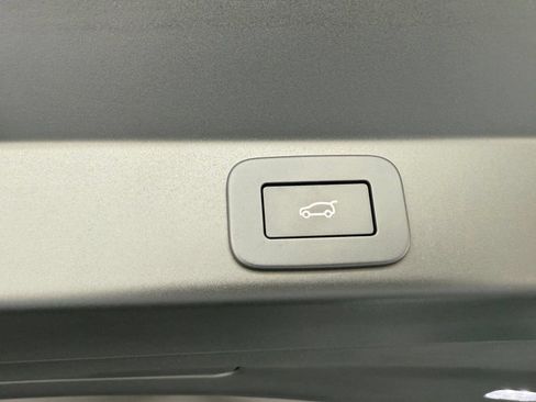 Certified 2025 Land Rover Range Rover Sport SE AWD/4WD image 19
