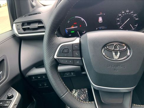 Used 2024 Toyota Sienna XLE Woodland Edition image 23