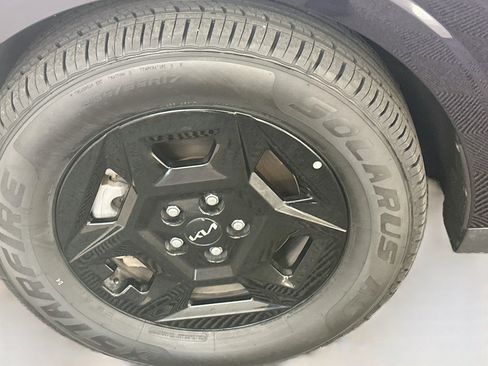 Used 2025 Kia Carnival FWD image 36