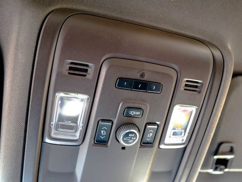 Used 2021 Chevrolet Tahoe Z71 w/ Z71 Off-Road Package AWD/4WD image 33