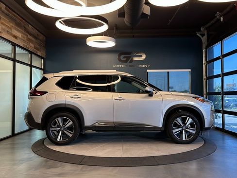 Used 2021 Nissan Rogue Platinum image 2