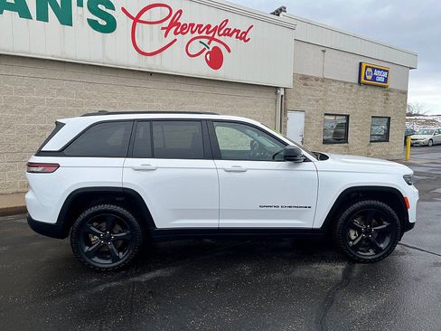 Used 2023 Jeep Grand Cherokee Limited w/ Luxury Tech Group II image 7