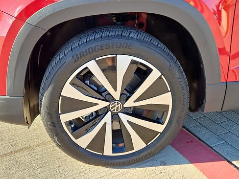 Certified 2022 Volkswagen Taos SE image 5