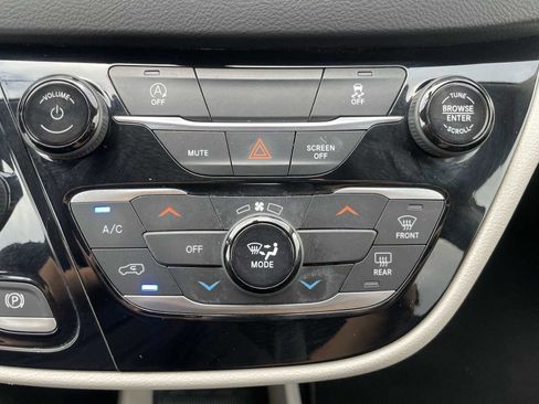 Used 2022 Chrysler Voyager LX image 16