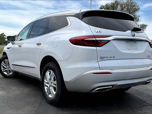 Used 2021 Buick Enclave Essence w/ Sound and Sites Package AWD/4WD image 3